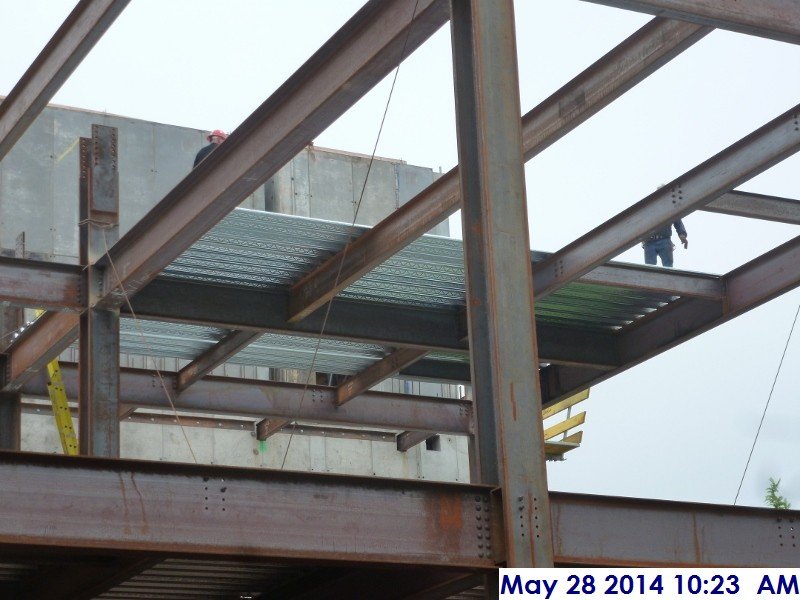 Installing metal decking at Derrick -1 3rd Floor Facing South-West (800x600)